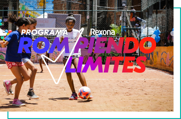 Quatro jovens se divertem em uma partida de futebol. Eles se abraçam e estão sorrindo. Texto: Projeto Rexona Quebrando Barreiras.